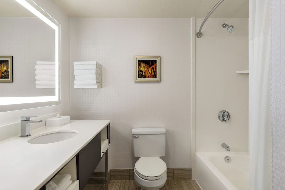 Hampton Inn Tropicana Room, 2 Queen Beds, Non Smoking 17
