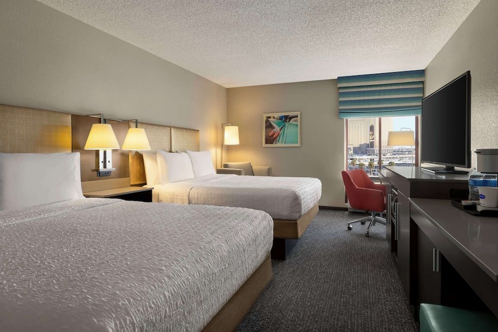 Hampton Inn Tropicana Room, 2 Queen Beds, Non Smoking 4