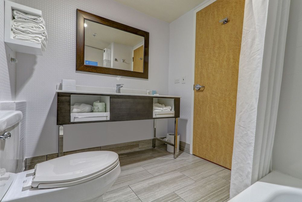 Hampton Inn Tropicana Room, 2 Queen Beds, Non Smoking 15