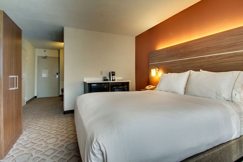 Holiday Inn Express Poughkeepsie by IHG Standard Room 5