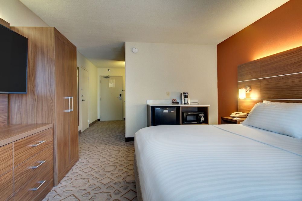 Holiday Inn Express Poughkeepsie by IHG Standard Room 4