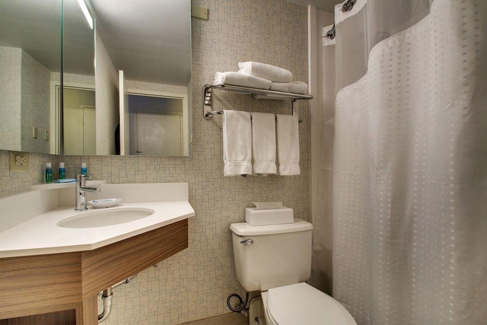 Holiday Inn Express Poughkeepsie by IHG Standard Room 9