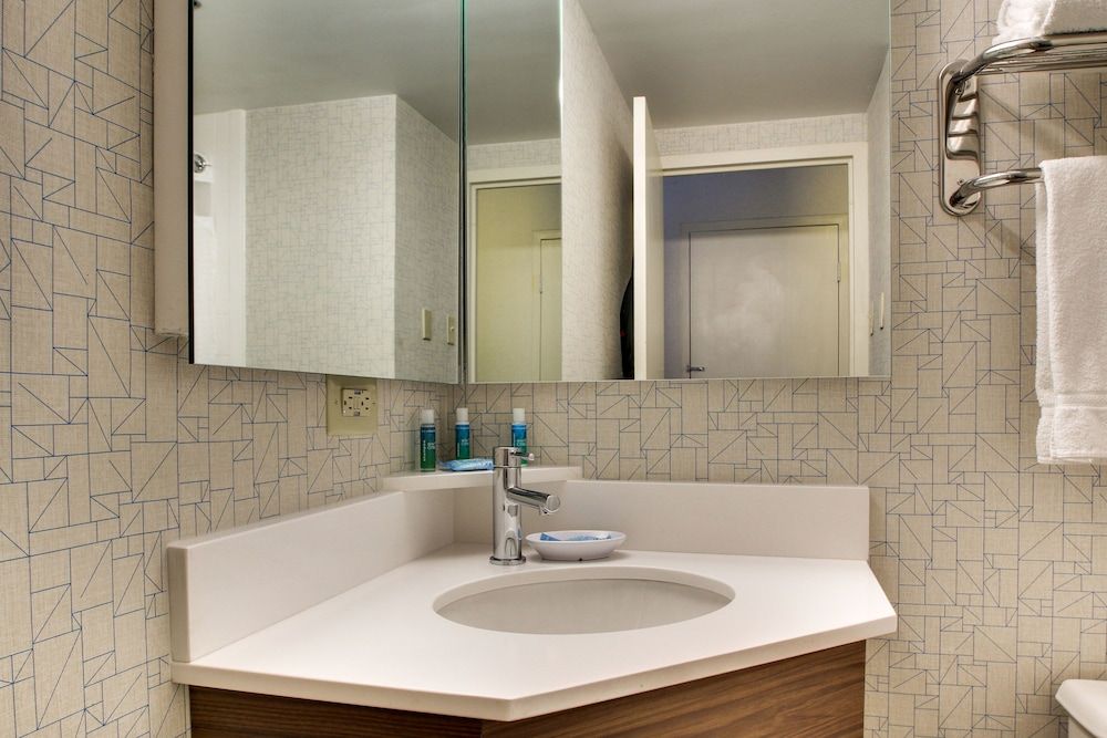 Holiday Inn Express Poughkeepsie by IHG Standard Room 8