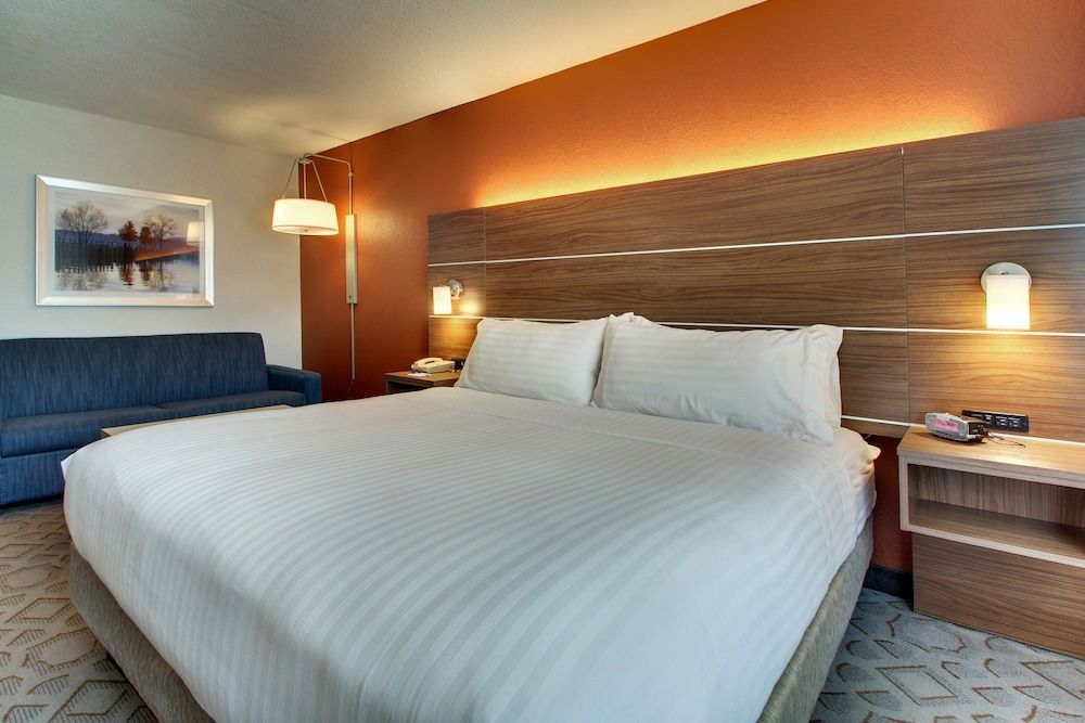 Holiday Inn Express Poughkeepsie by IHG Standard Room 3
