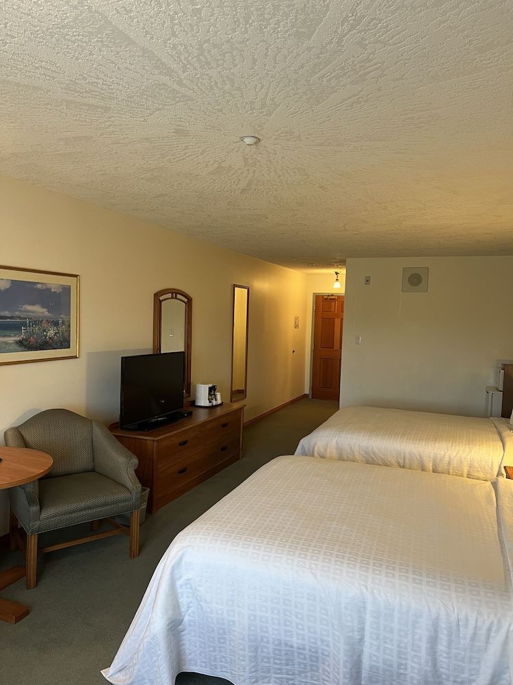 The Grand Hotel Nanaimo Deluxe Room, 2 Queen Beds 3