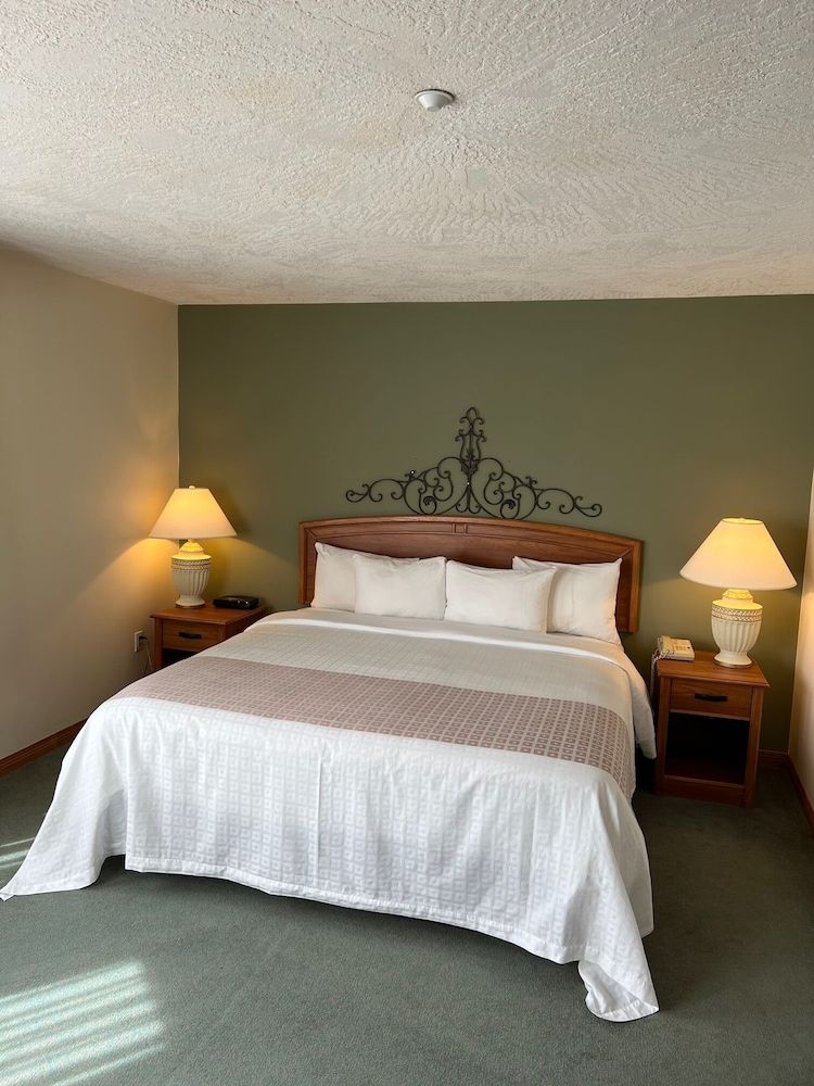 The Grand Hotel Nanaimo Suite, 1 King Bed with Sofa bed (Maple) 3