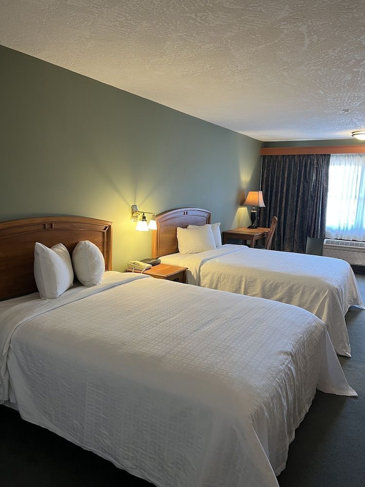 The Grand Hotel Nanaimo Deluxe Room, 2 Queen Beds