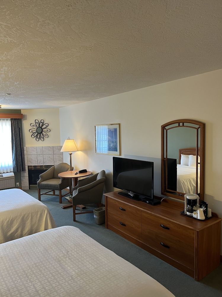 The Grand Hotel Nanaimo Deluxe Room, 2 Queen Beds 4