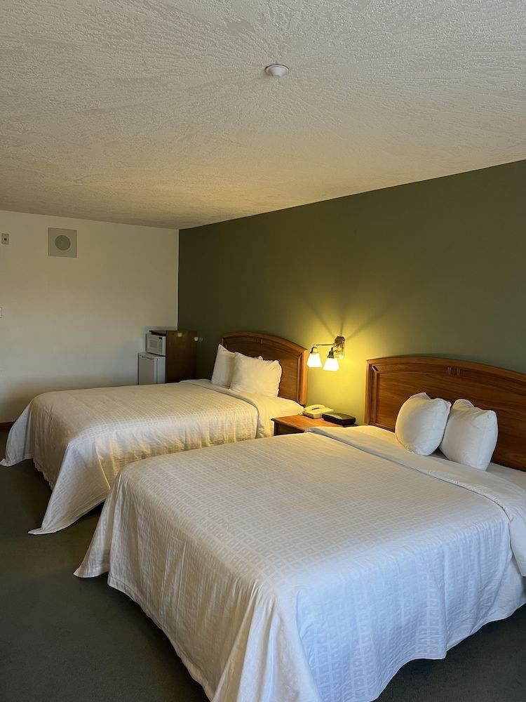 The Grand Hotel Nanaimo Deluxe Room, 2 Queen Beds 2