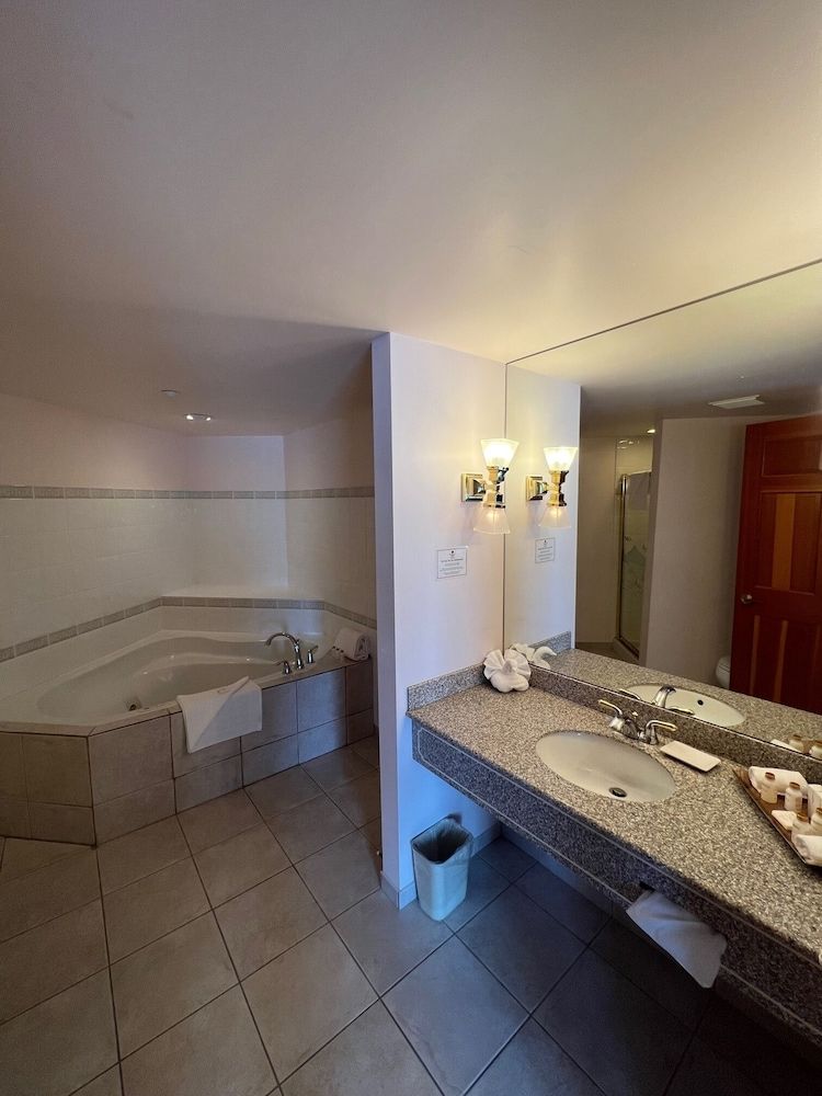 The Grand Hotel Nanaimo Suite, 1 King Bed with Sofa bed (Maple) 5