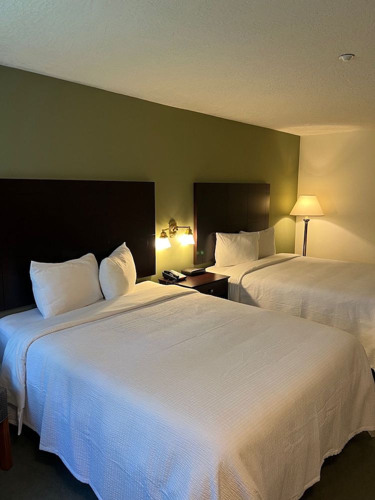 The Grand Hotel Nanaimo Club Room, 2 Queen Beds 4