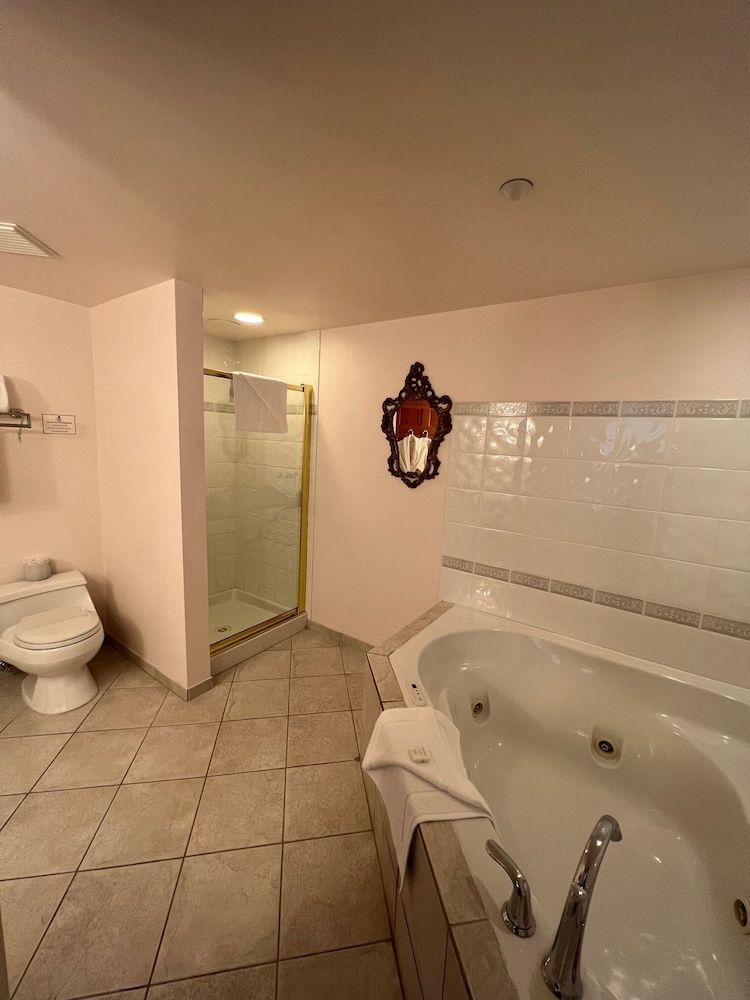 The Grand Hotel Nanaimo Suite, 1 King Bed with Sofa bed (Maple) 7