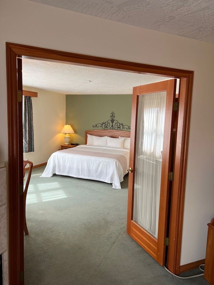 The Grand Hotel Nanaimo Suite, 1 King Bed with Sofa bed (Maple) 2