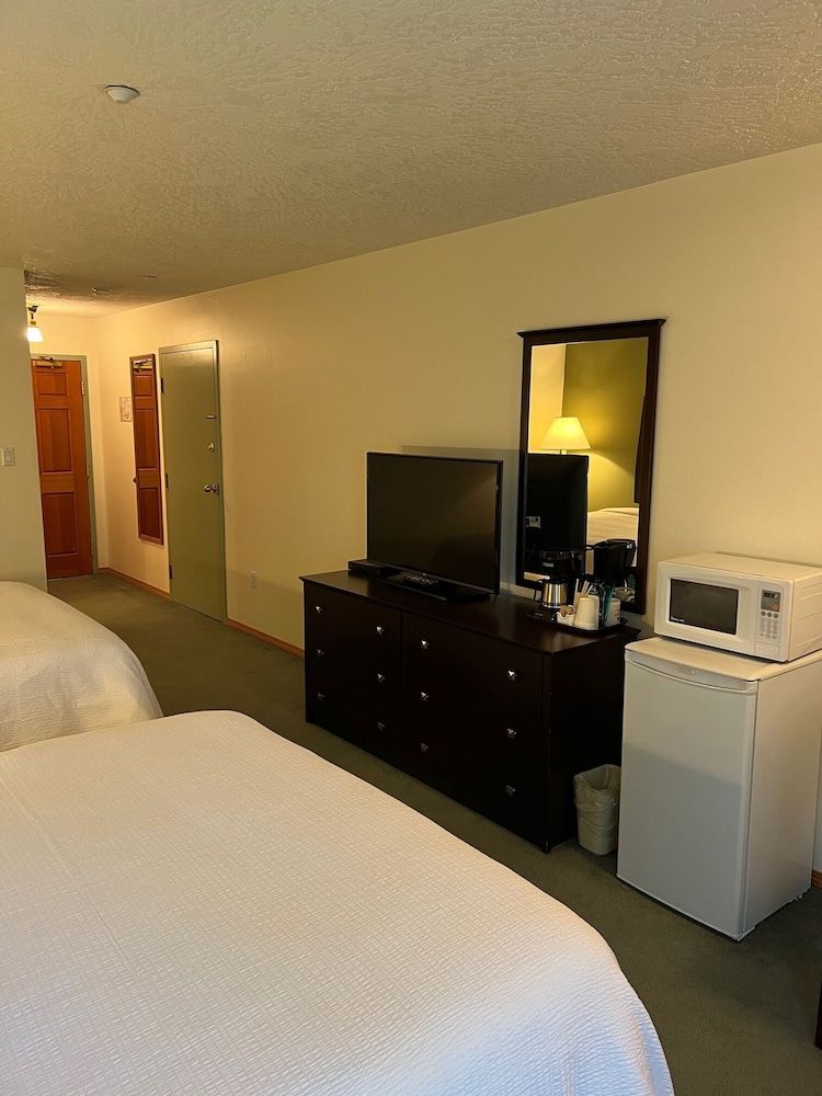 The Grand Hotel Nanaimo Club Room, 2 Queen Beds 3