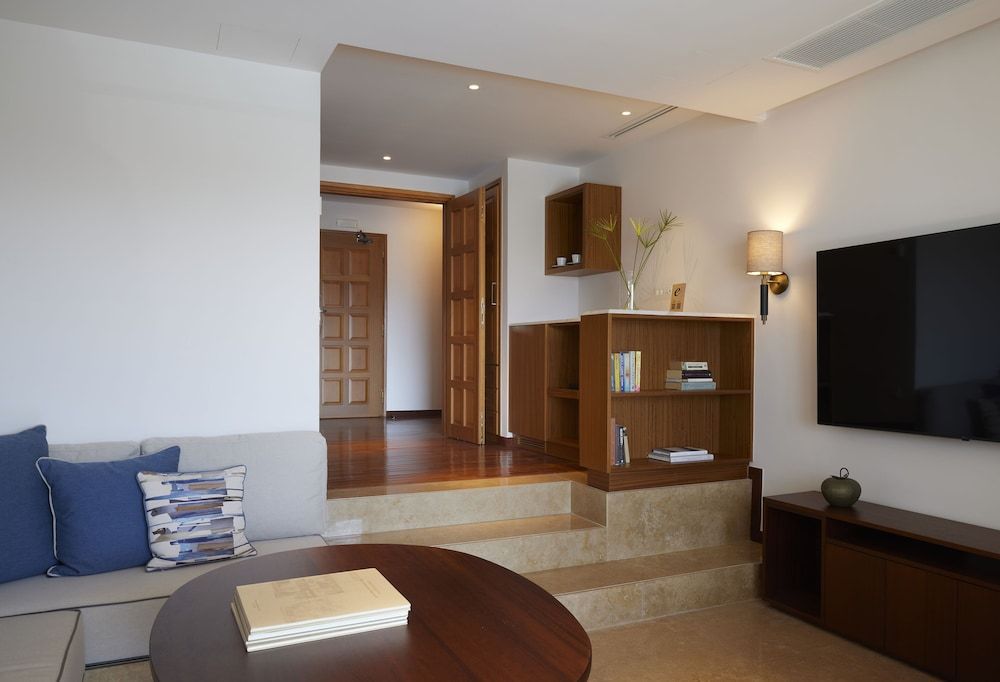 Peninsula Collection Three-Bedroom Suite with Individual Pool