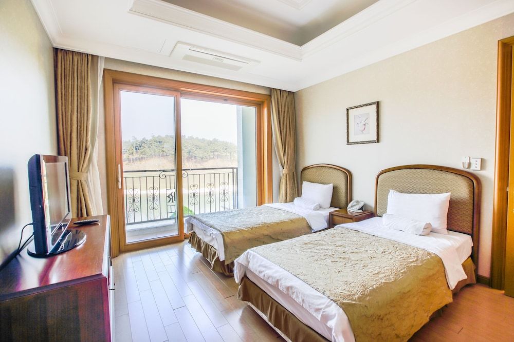 PineRidge Resort [Mona Breakfast] Suite+Breakfast (6-9 AM) for 2 @Golf Clubhouse (3-5min. Car Ride)