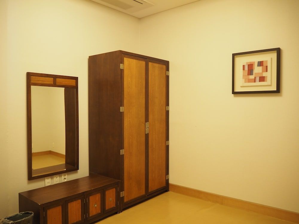 PineRidge Resort [Mona Breakfast] Family Room+Breakfast (6-9 AM) for 2 @Golf Clubhouse (3-5min. Car Ride) 3