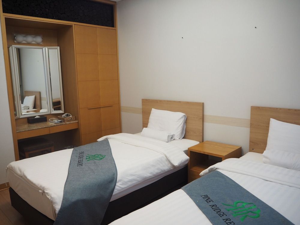 PineRidge Resort Royal Suite (Bed type assigned upon Check In) 3