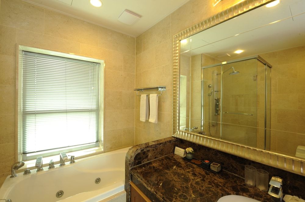 PineRidge Resort Royal Suite (Bed type assigned upon Check In) 5