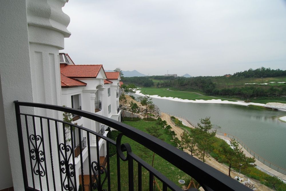 PineRidge Resort [Mona Breakfast] Suite+Breakfast (6-9 AM) for 2 @Golf Clubhouse (3-5min. Car Ride) 4