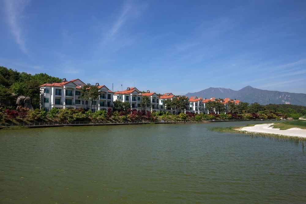 PineRidge Resort [Mona Breakfast] Suite+Breakfast (6-9 AM) for 2 @Golf Clubhouse (3-5min. Car Ride) 3