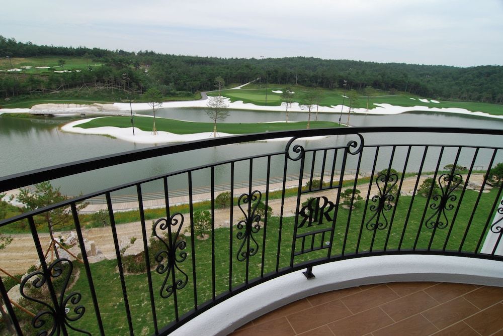 PineRidge Resort [Mona Breakfast] Suite+Breakfast (6-9 AM) for 2 @Golf Clubhouse (3-5min. Car Ride) 2