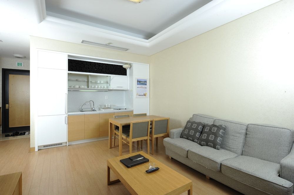 PineRidge Resort [Mona Breakfast] Family Room+Breakfast (6-9 AM) for 2 @Golf Clubhouse (3-5min. Car Ride) 4