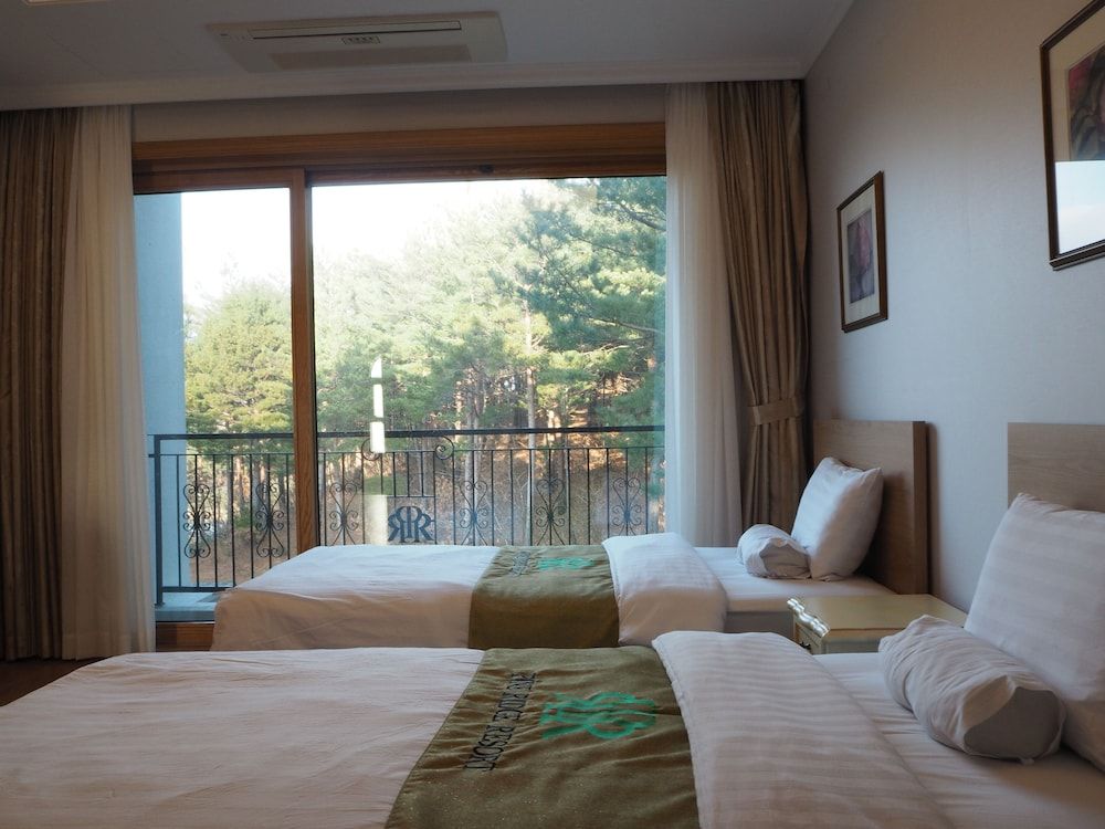 PineRidge Resort Royal Suite (Bed type assigned upon Check In) 2