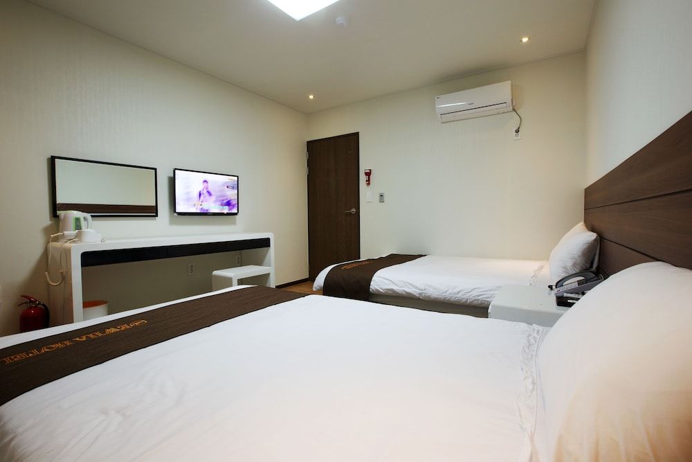 Ewha Hotel Family Twin Room 2