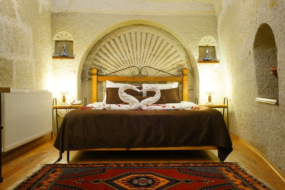 undefined Harman Cave Hotel 9