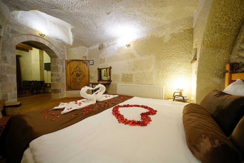 undefined Harman Cave Hotel 8