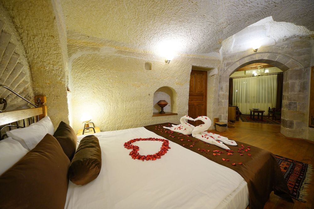 undefined Harman Cave Hotel 10