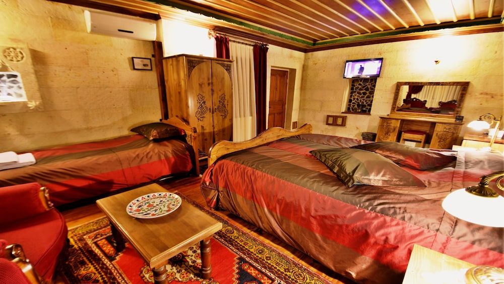 undefined Harman Cave Hotel 4