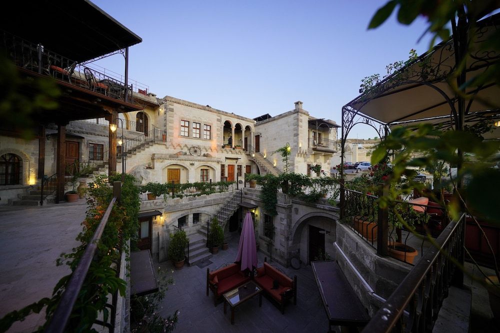 undefined Harman Cave Hotel 4