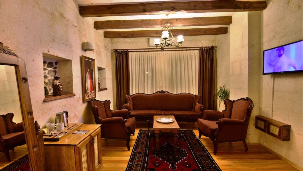 undefined Harman Cave Hotel 8
