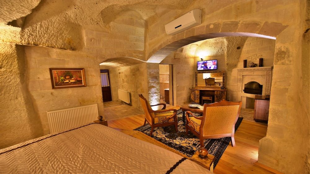 undefined Harman Cave Hotel 4
