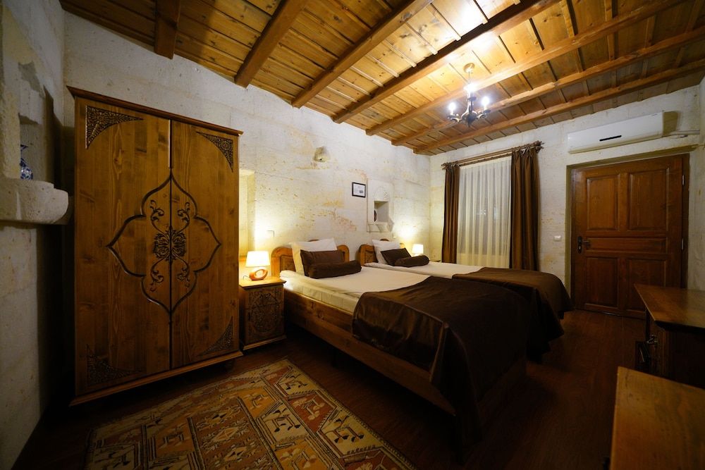 Harman Cave Hotel Standard Twin Room