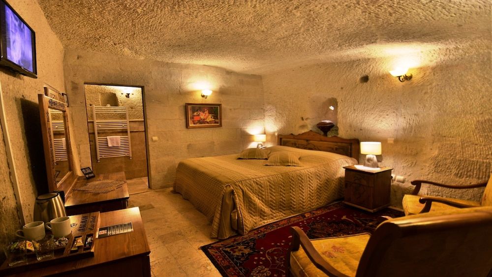 undefined Harman Cave Hotel 5