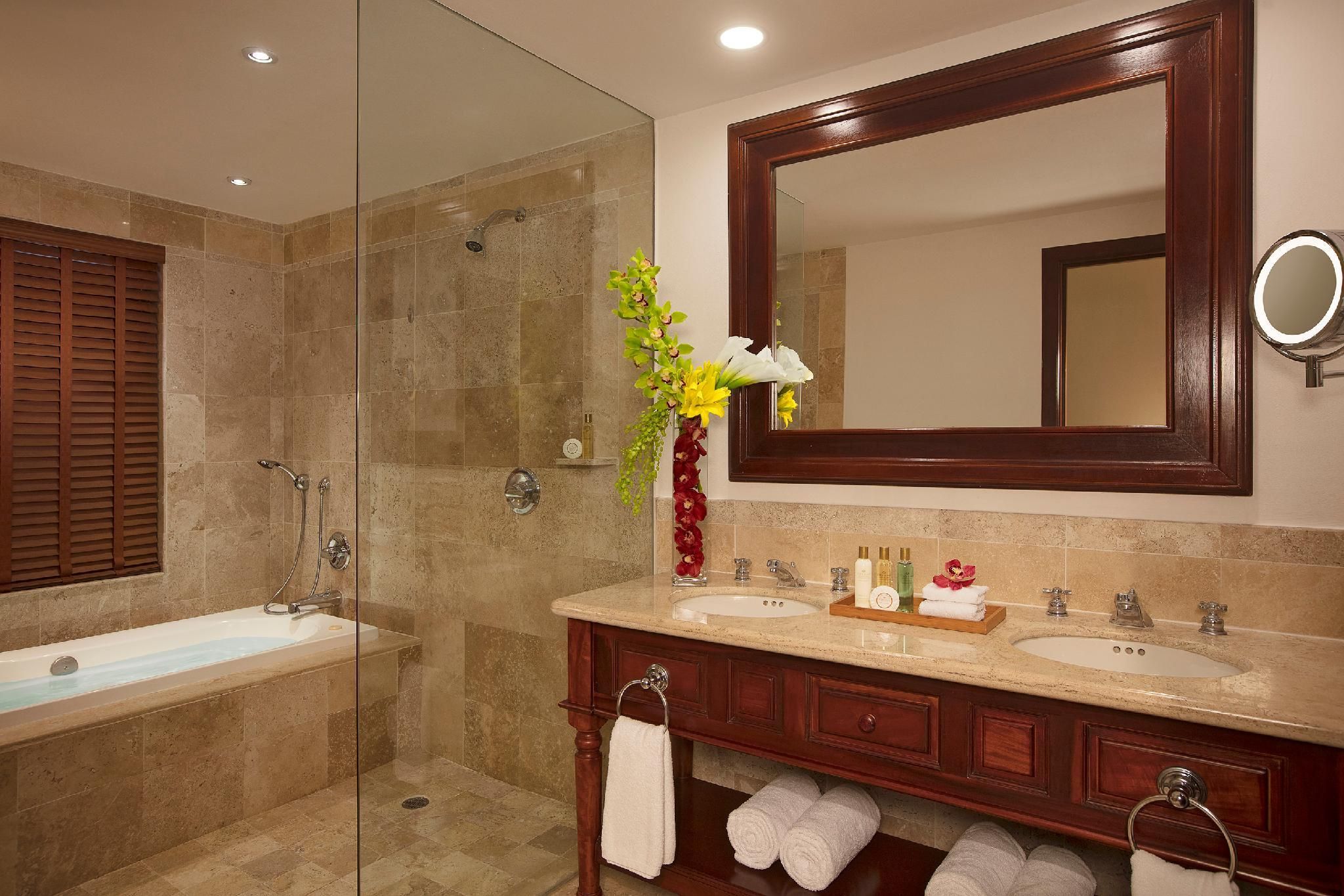 Preferred Club Junior Suite Ocean View King - All Inclusive