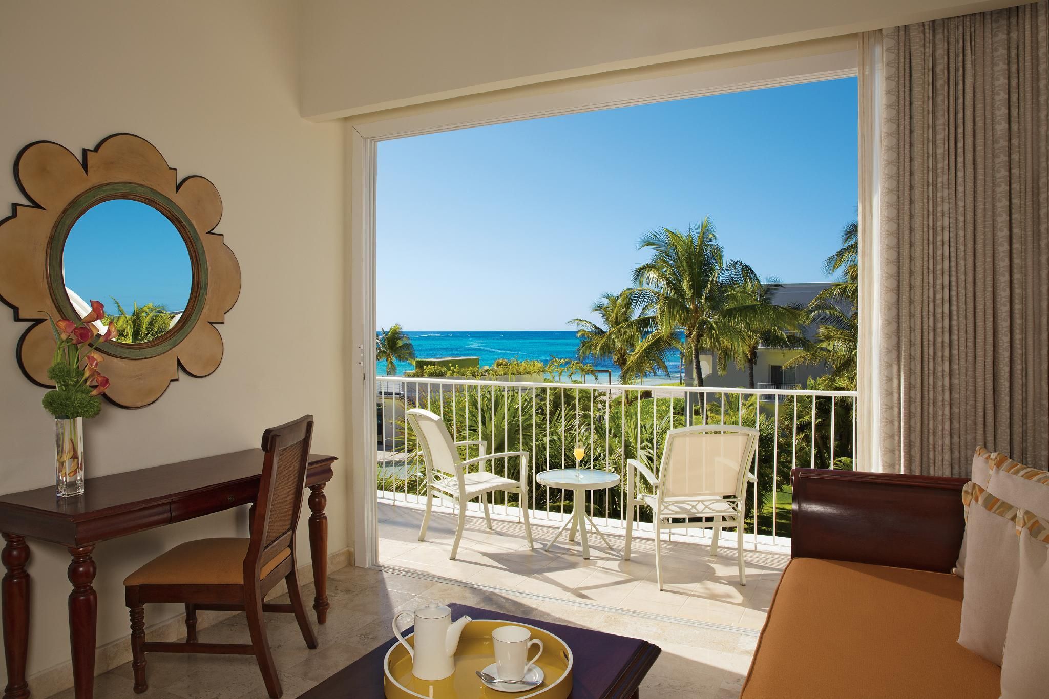Preferred Club Junior Suite Ocean Front King - All Inclusive