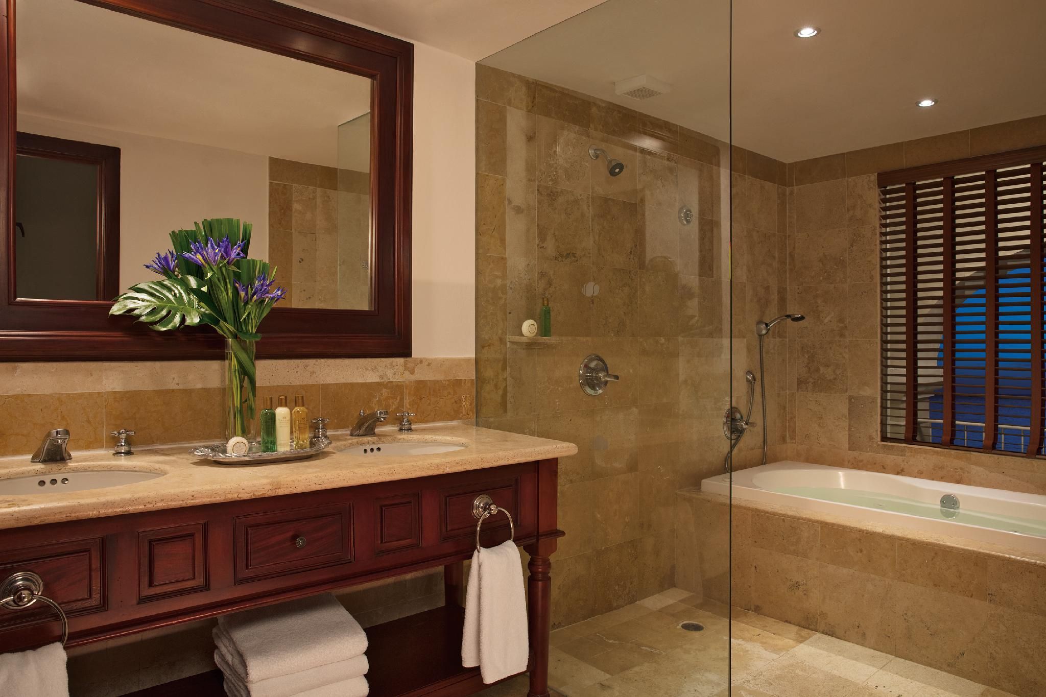 Preferred Club Junior Suite Ocean Front King - All Inclusive