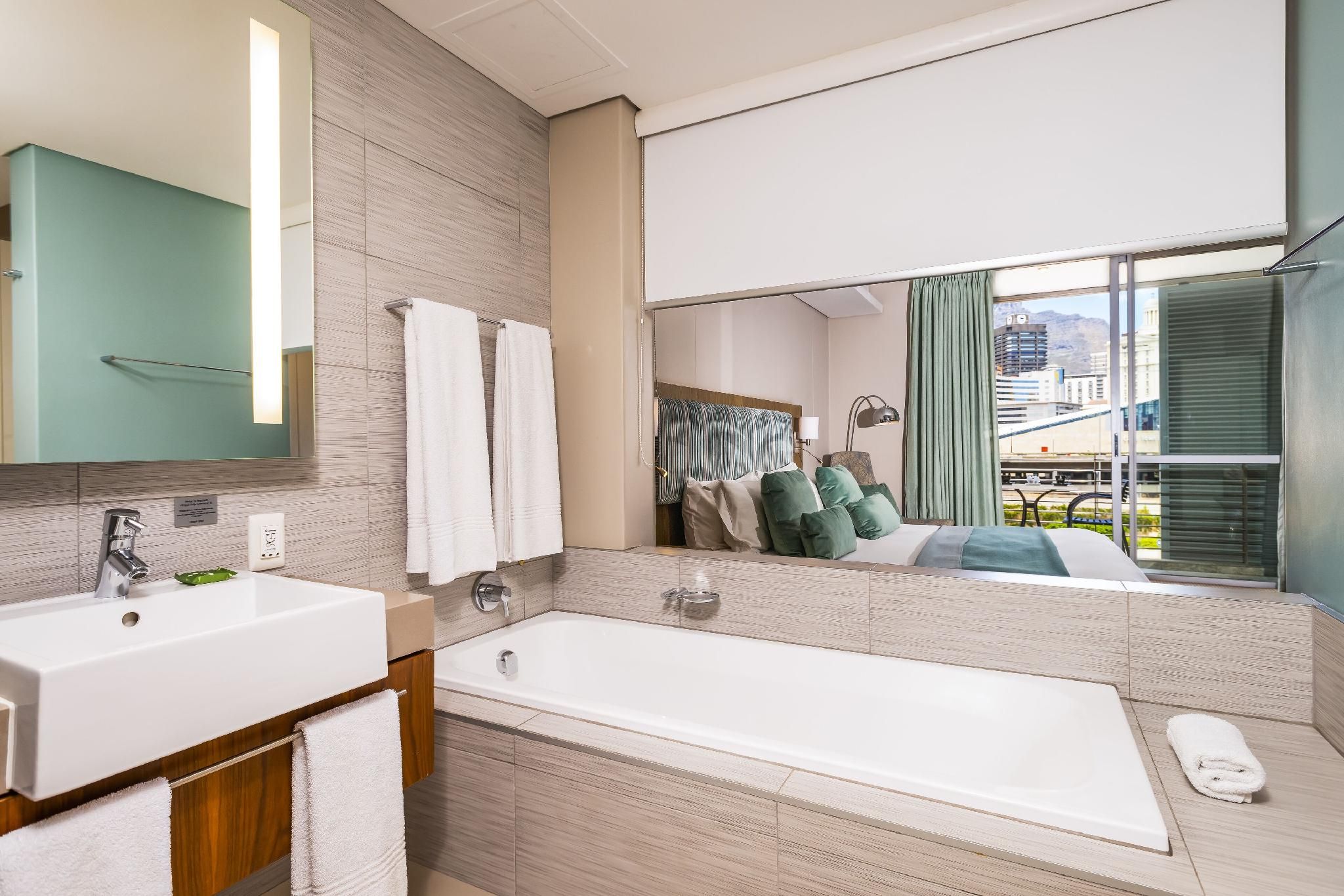 aha Harbour Bridge Hotel & Suites Luxury Room 6