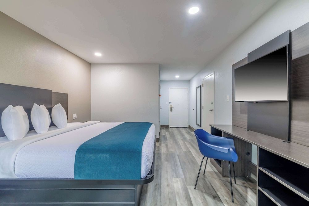 Motel 6 Brenham, TX Deluxe Room, 1 King Bed, Non Smoking, Refrigerator & Microwave 5