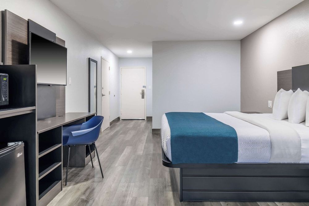 Motel 6 Brenham, TX Deluxe Room, 1 King Bed, Non Smoking, Refrigerator & Microwave 6