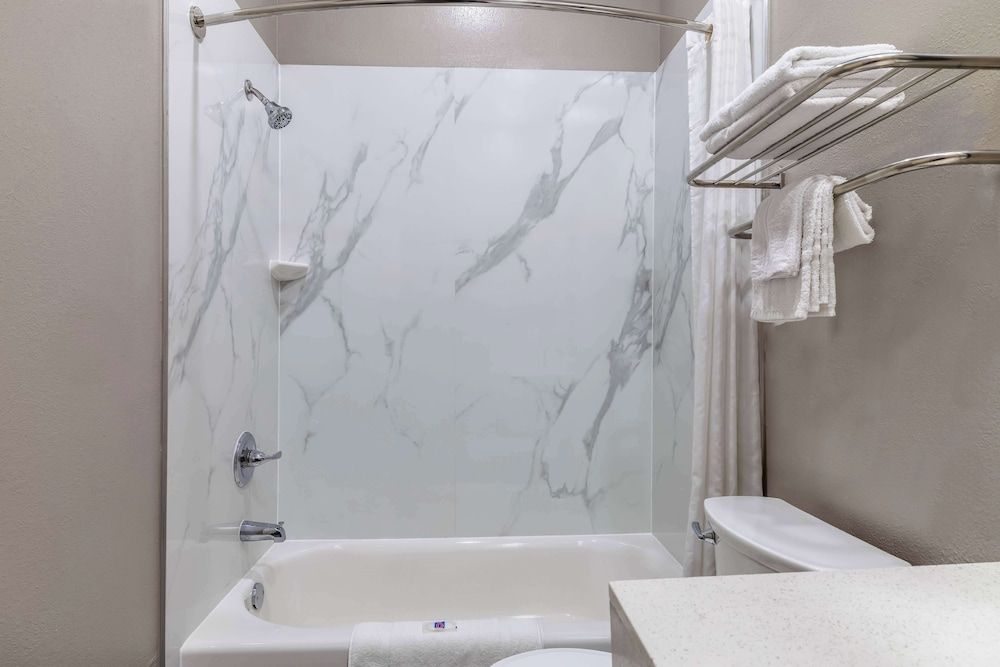 Motel 6 Brenham, TX Deluxe Room, 2 Queen Beds, Non Smoking, Refrigerator & Microwave 7