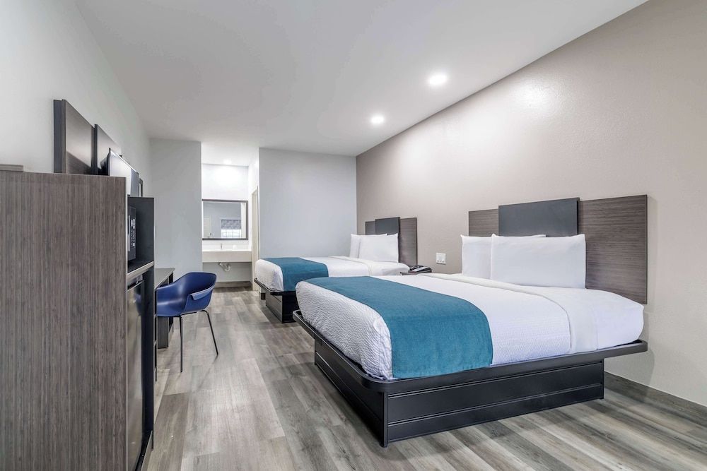 Motel 6 Brenham, TX Deluxe Room, 2 Queen Beds, Non Smoking, Refrigerator & Microwave 2