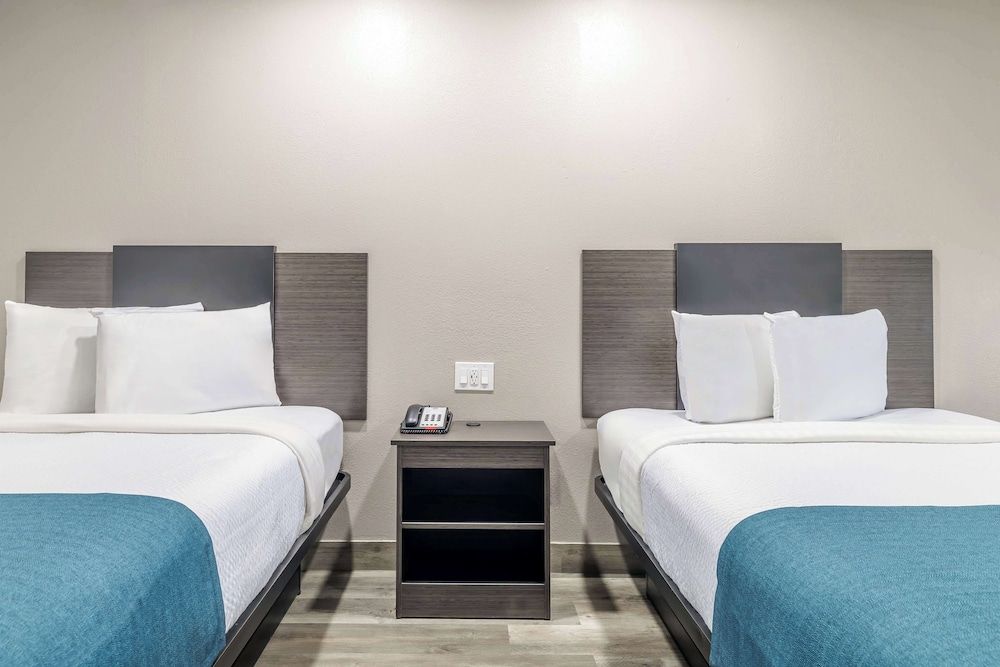 Motel 6 Brenham, TX Deluxe Room, 2 Queen Beds, Non Smoking, Refrigerator & Microwave 4