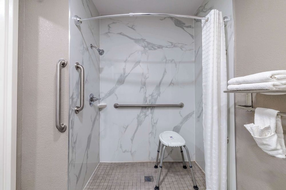 Motel 6 Brenham, TX Deluxe Room, 2 Queen Beds, Non Smoking, Refrigerator & Microwave 8