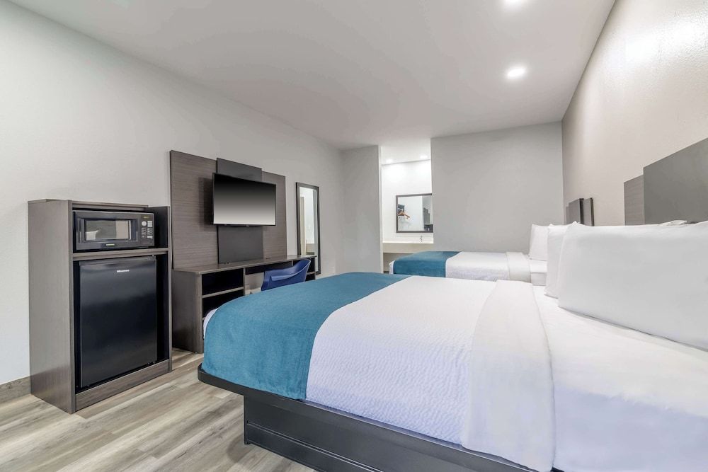 Motel 6 Brenham, TX Deluxe Room, 2 Queen Beds, Non Smoking, Refrigerator & Microwave 3