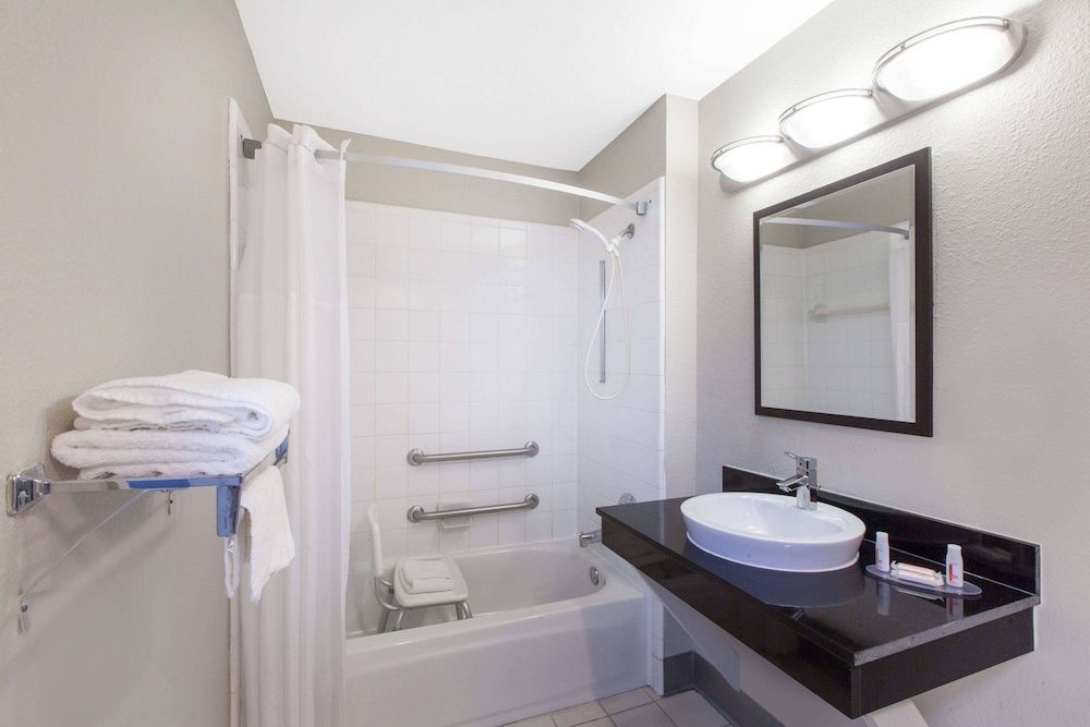 Room, 1 Queen Bed, Accessible, Non Smoking (Mobility/Hearing, Tub w/ Grab Bars)